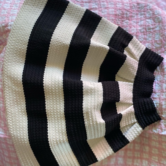 White and black striped skirt - Picture 2 of 3